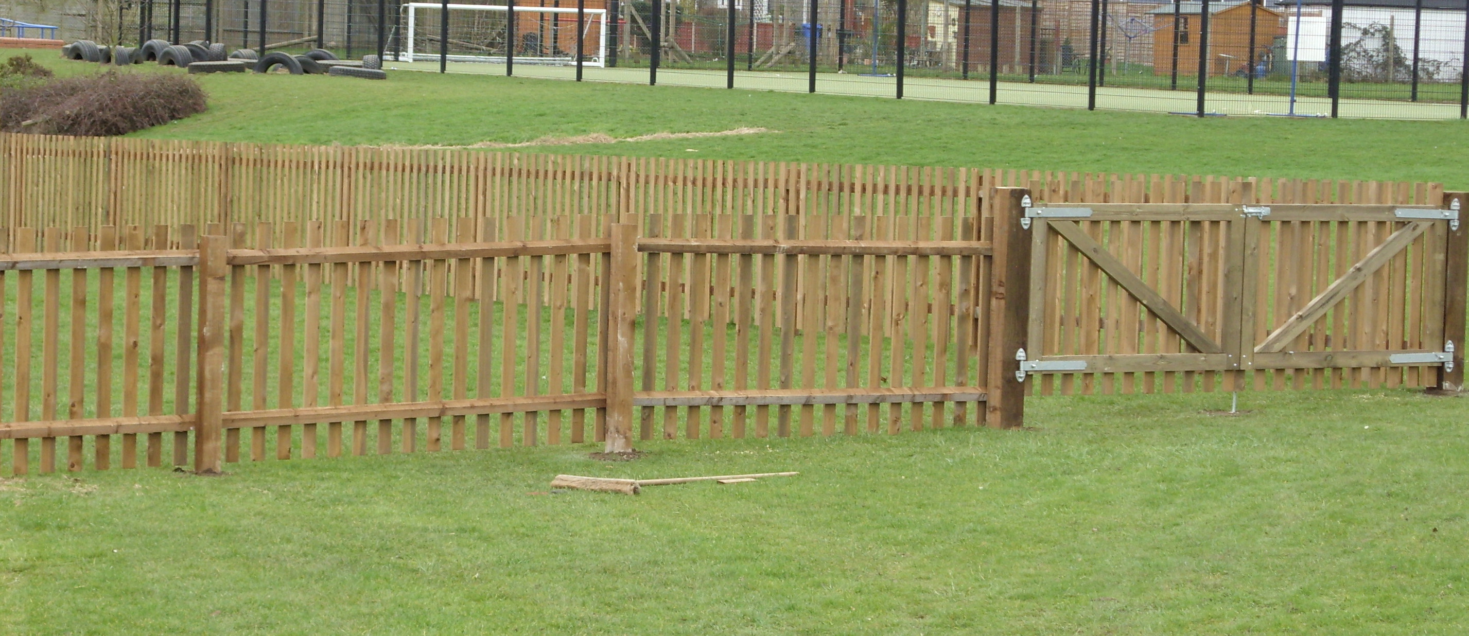 picket fencing with flat tops