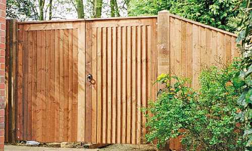 Closeboard gate with matching side panel