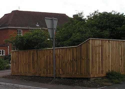Closeboard fencing with a change of height
